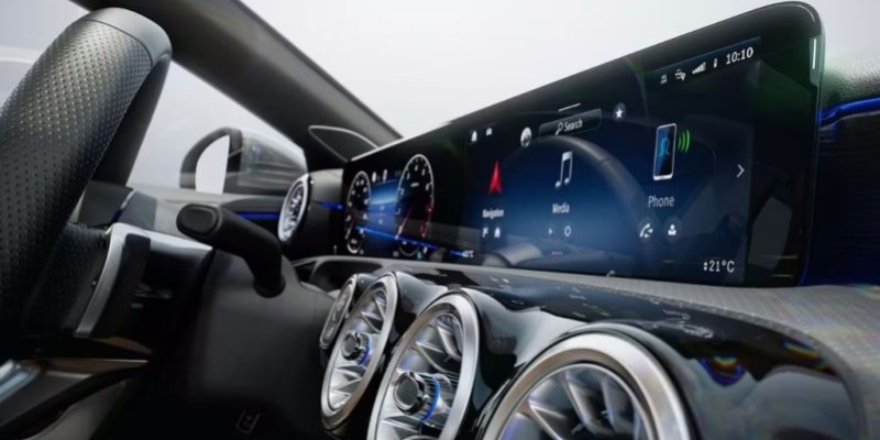 Plancia con display widescreen