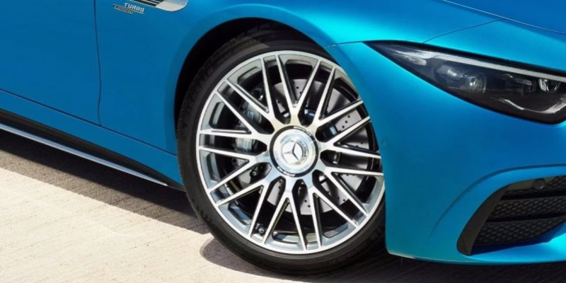 Cerchi fucinati AMG da 21” a 5 doppie razze