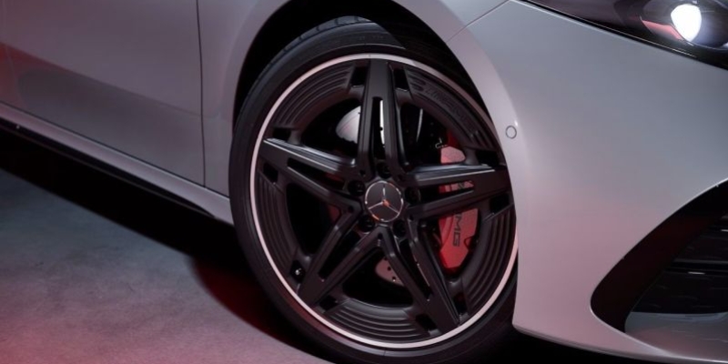 Cerchi in lega leggera AMG da 19” a 5 doppie razze