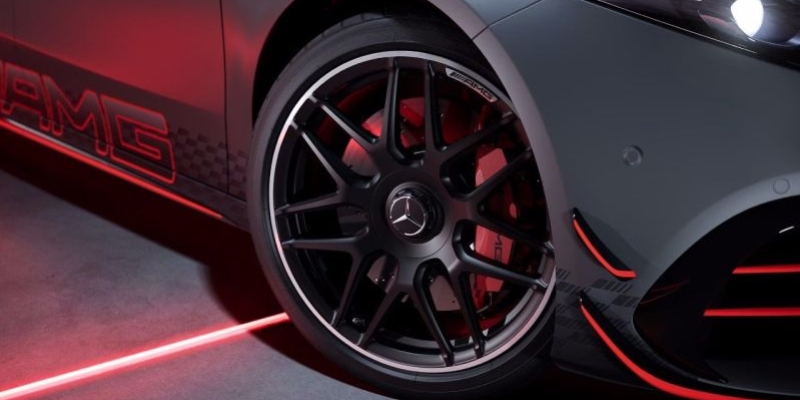 Cerchi fucinati AMG da 19” a razze incrociate