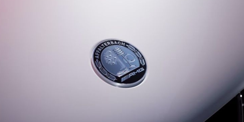 Cofano motore con logo AMG