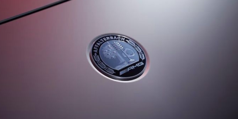 Cofano motore con logo AMG