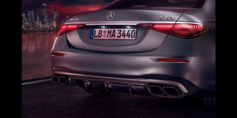 Doppi terminali di scarico trapezoidali AMG con design specifico