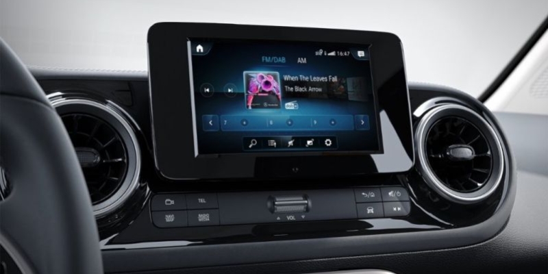 Sistema multimediale MBUX con DAB