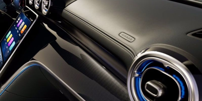 Plancia portastrumenti e linee di cintura in pregiato materiale ARTICO effetto nappa