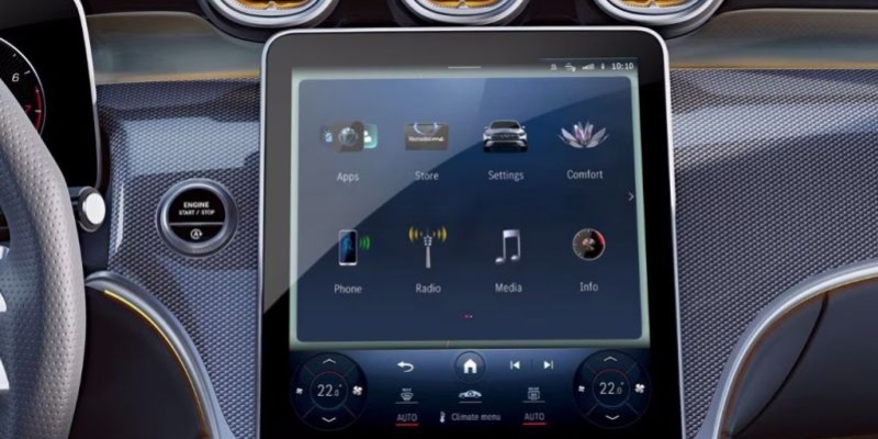 Display centrale con touchscreen inclinato verso il conducente