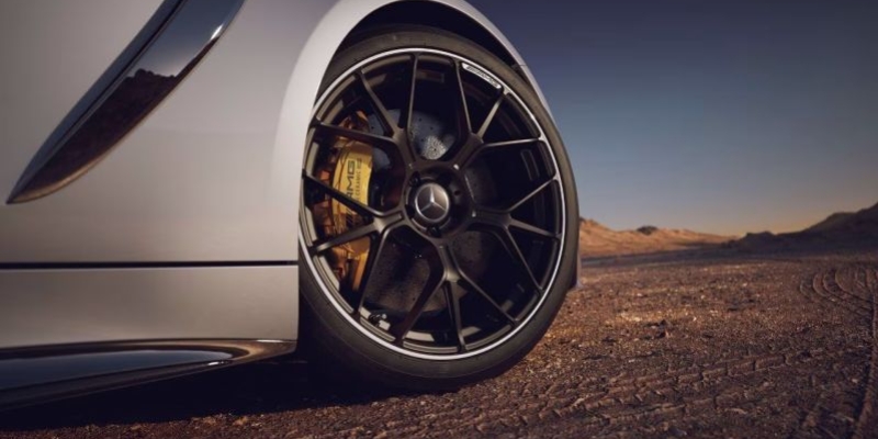 Cerchi fucinati AMG a razze incrociate