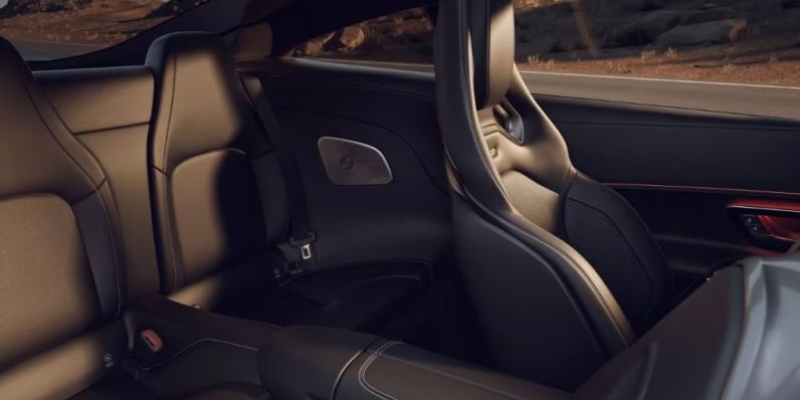 Sedili posteriori con schienali ribaltabili