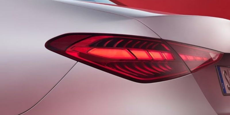 Coda incisiva con luci posteriori sdoppiate