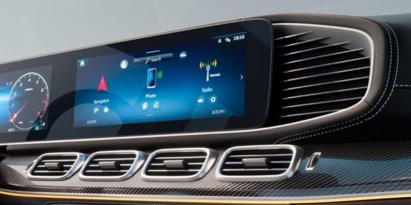 Plancia con display widescreen e sistema multimediale MBUX