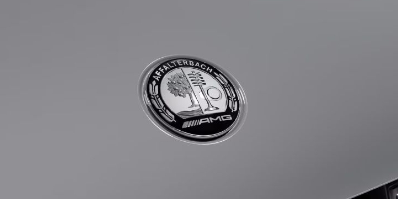 Cofano motore con logo AMG