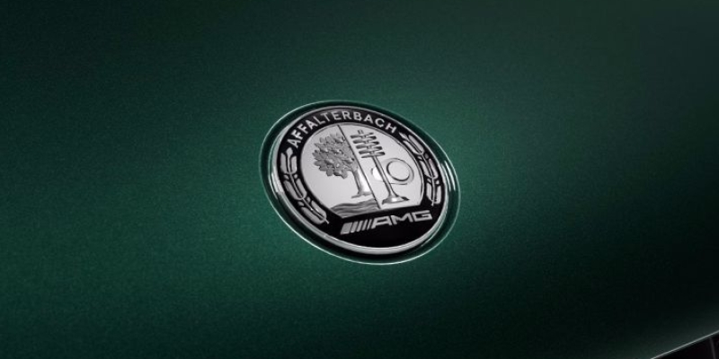 Cofano motore con stemma AMG