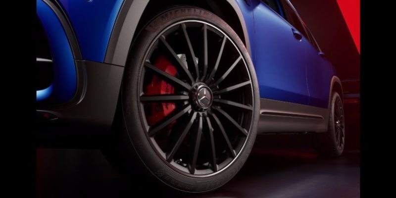 Cerchi in lega leggera AMG con design a razze