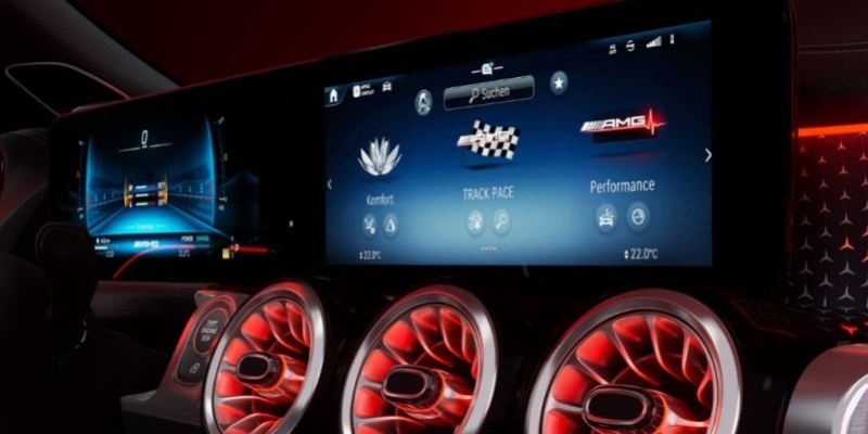 Plancia con display widescreen con sistema multimediale MBUX e stili di visualizzazione specifici AMG
