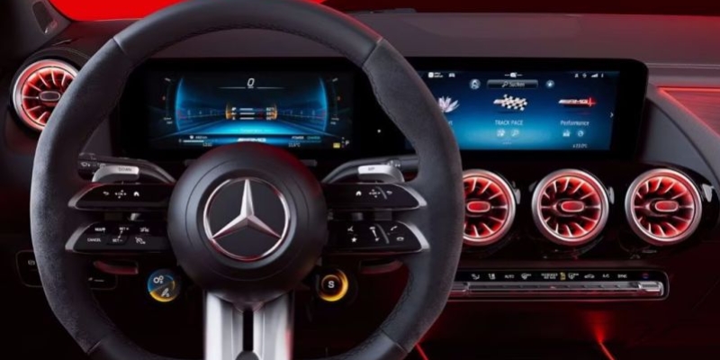 Plancia con display widescreen e stili di visualizzazione specifici AMG