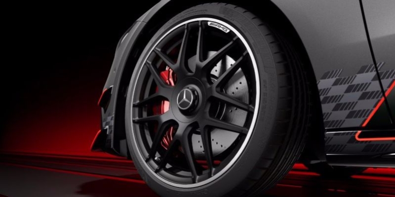 Cerchi fucinati AMG a razze incrociate e impianto frenante AMG ad alte prestazioni